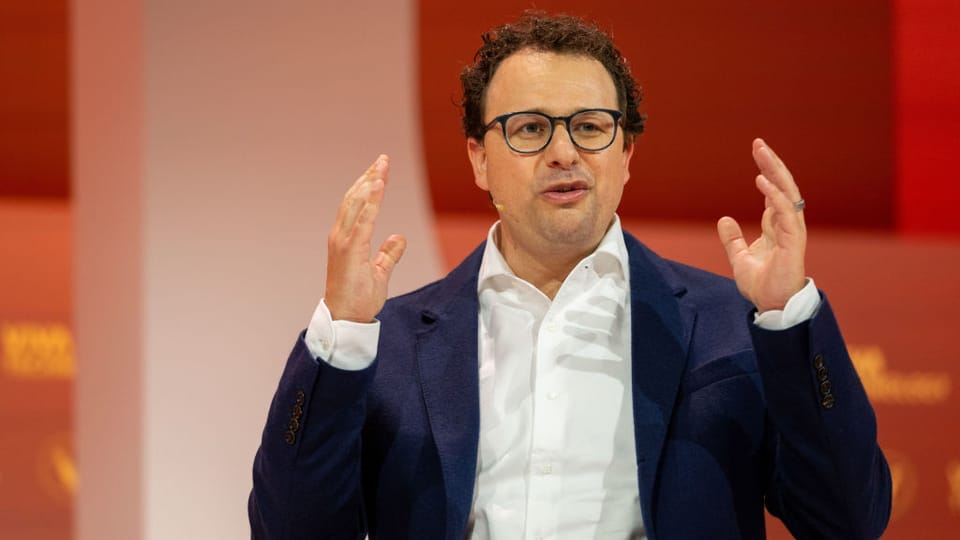 Anthropic Claude gains ground on ChatGPT among paying consumer AI users